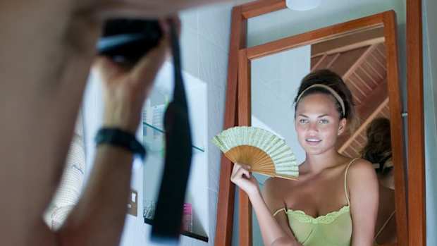 10_christine-teigen_behind_01.jpg